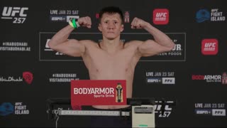 Жалгас Жумагулов прошел процедуру взвешивания перед UFC 257