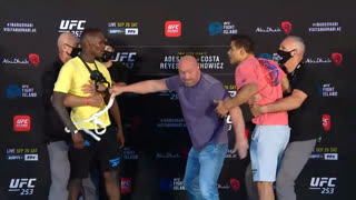 Исраэль Адесанья и Пауло Коста на битве взглядов перед UFC 253