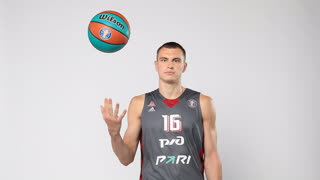 Антон Квитковских забивает баззер с середины площадки в игре с МБА | 3 октября 2022