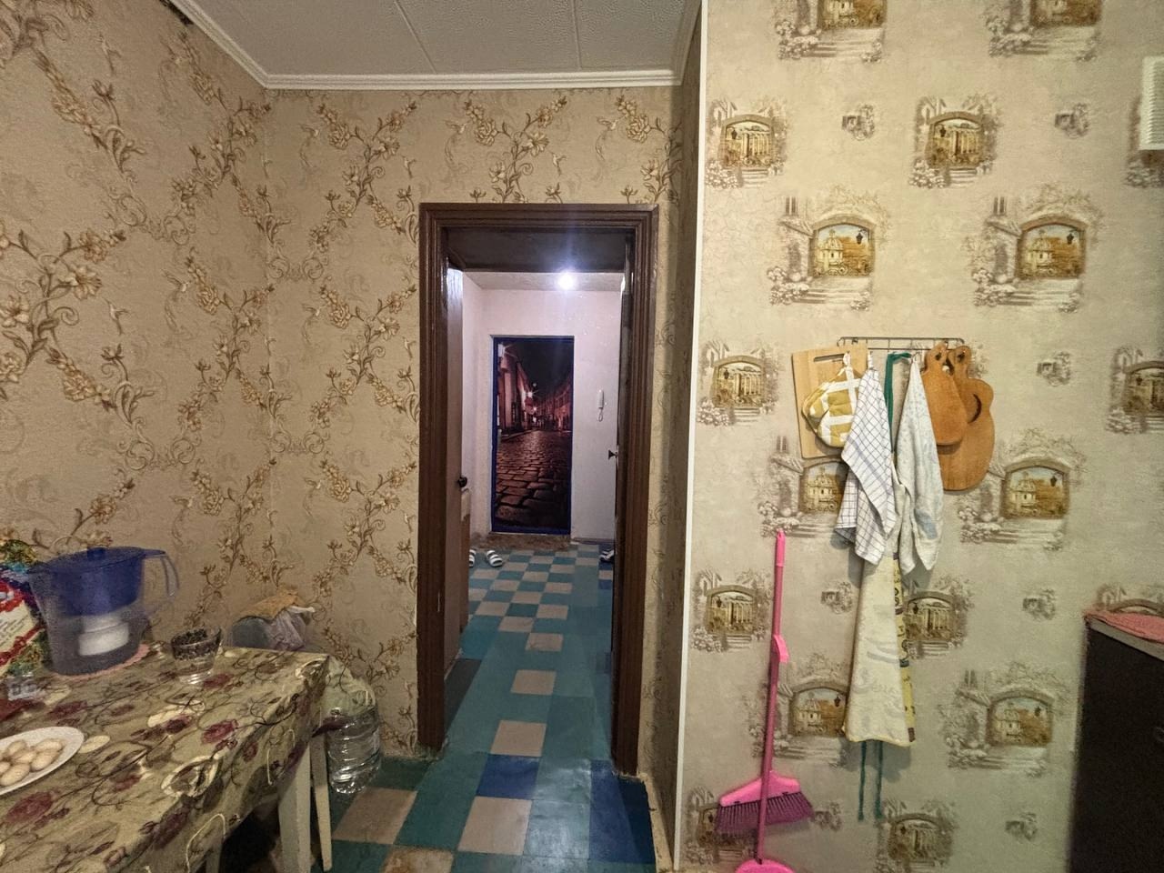 Продам 1-комн. п. Юбилейный, кв. Шахтерский, р-н рынка 5/5 эт., чешский проект, 36 кв.м., квартира не угловая, кухня 7,4 кв.м., большой балкон, окна мет/пластиковые, санузел совместный бойлер, хорошее жилое состояние. Хорошее месторасположение. Документы РФ Цена 3 400 000₽. +79591730175 Татьяна, +79591695183 ...