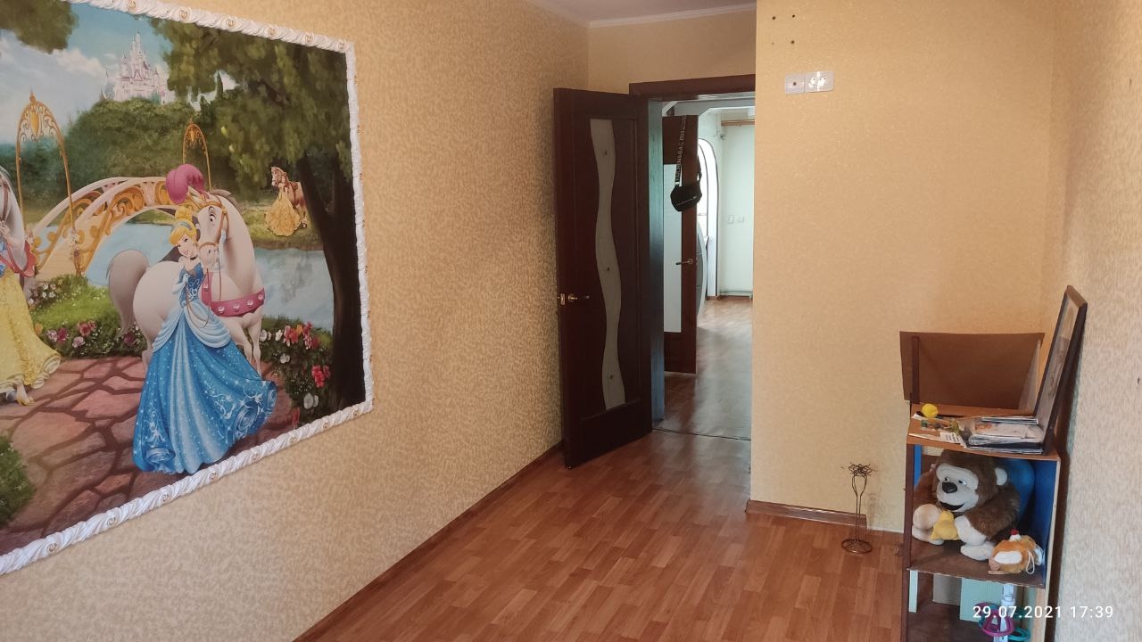 Алчевск. Продам уютную 2-комнатную квартиру ,район Шпиля. 📐 Площадь: 🔹 Общая – 43,4 м² 🔹 Кухня – 6,6 м² 🔹 Этаж -3/5 ✅ Современный ремонт ✔ Автономное отопление ✔ Раздельные комнаты ✔ Не угловая ✔ Мебель и техника остаётся! ✔ Металлопластиковые окна и трубы ✔ Счётчики на воду/свет/газ ✔ Раздельный с/у (кафель)...