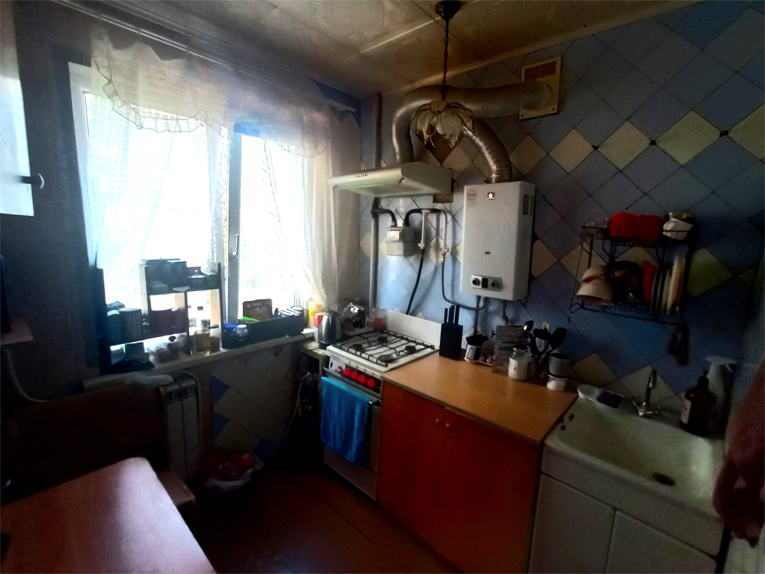 Продам 3-к квартиру в Артёмовском районе (пгт. Юбилейный, кв. Королева) 61,1 м² | 2/5 этаж | Особенности квартиры: Жилое состояние с косметическим ремонтом Пластиковые окна - частично, современные биметаллические радиаторы Пластиковая разводка водо- и теплоснабжения Остается мебель как на Фото О доме и районе...