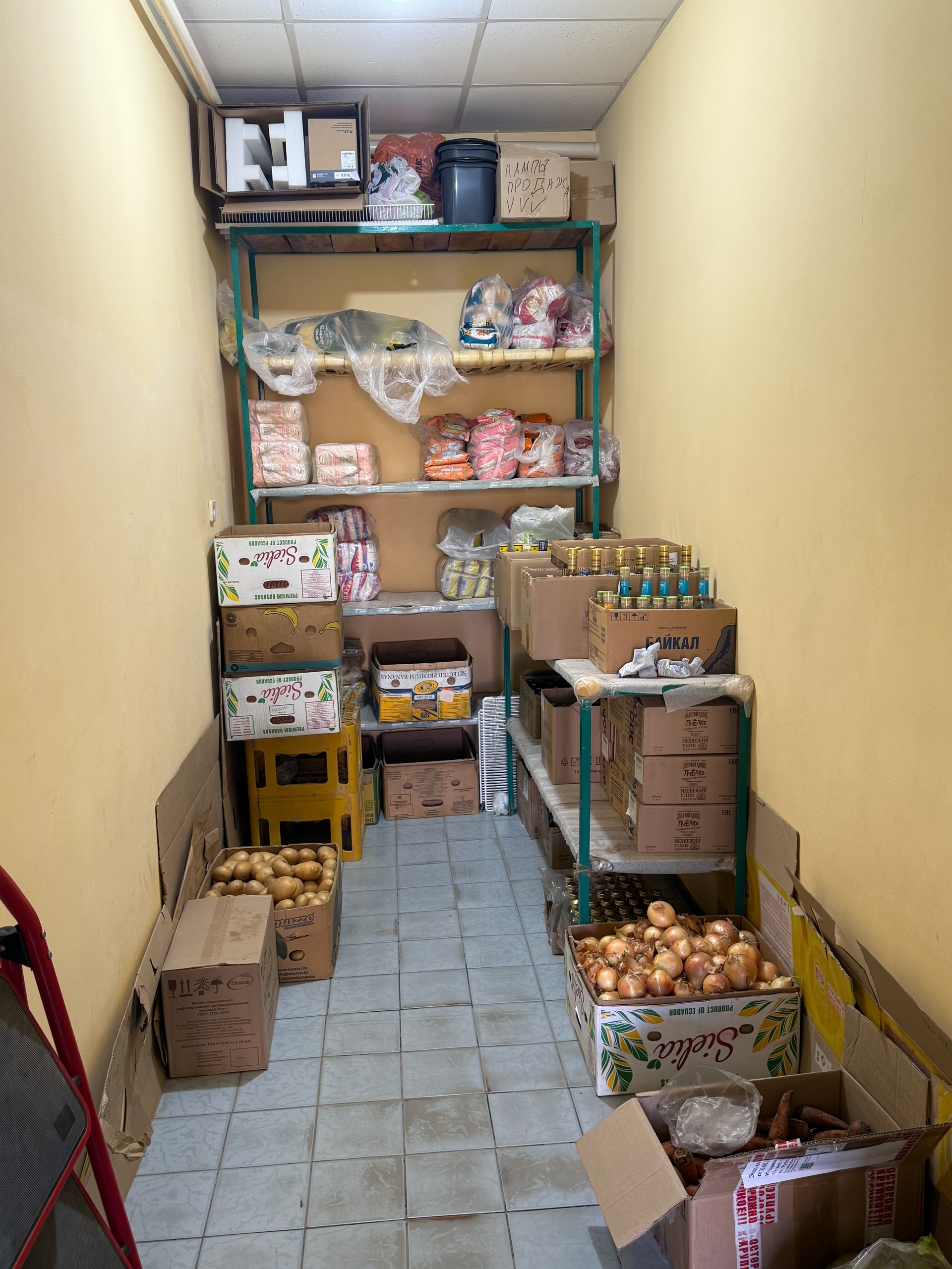 Продам магазин который реализует— Алкоголь, табак, продукты питания, бытовая химия, г. Луганск Артемовский район, общая площадь 103 кв.м вода и водоотведение централизованное, отопление индивидуальное газовое. Рядом находится обширная инфраструктура, муниципальные органы, многоэтажки и частный сектор. Цена 20...