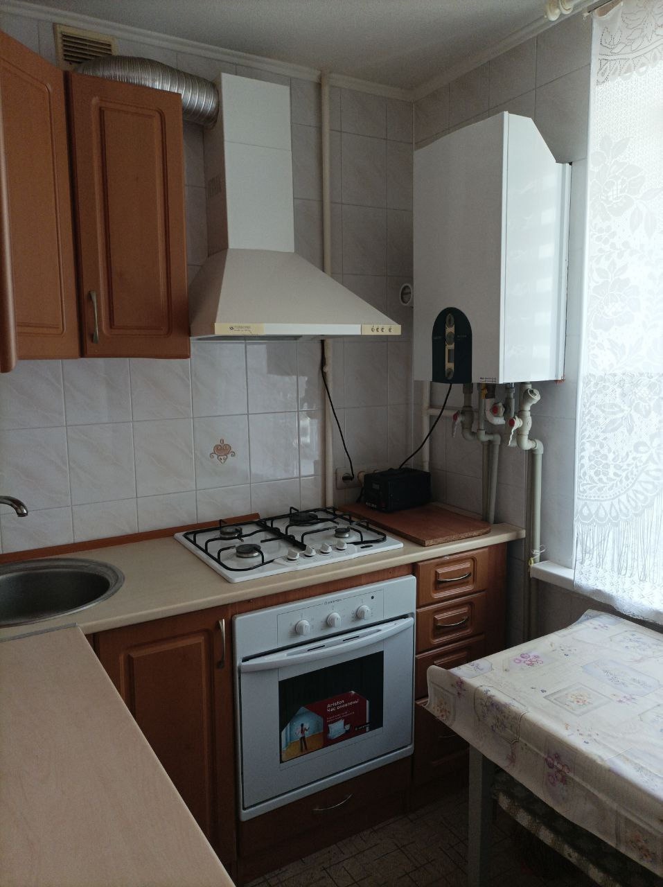 Продам 2 комн. кв. 50-лет Октября 2/9 , 45/27/5,6 кв. м. Дом кирпичный ( квартира очень теплая). Автономное газовое отопление ( двухконтурный котел). ...
