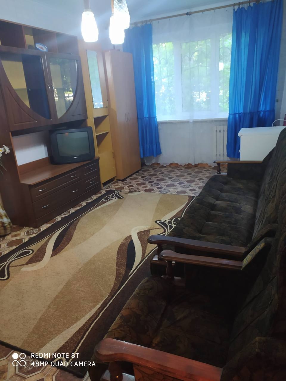 1-комнатная квартира кв. Комарова Цена: 3 400 000 руб. Город: Луганск Район: Жовтневый кв. Комарова, р-н кинотеатра Мир 1/5 эт. дома, общ. пл. 30 кв.м. Новые радиаторы, кухня-плитка, с/у совмещен, окна м/п. Чистое, уютное состояние, всё содержимое для проживания остаётся в квартире.(мебель, холодильник, стир....