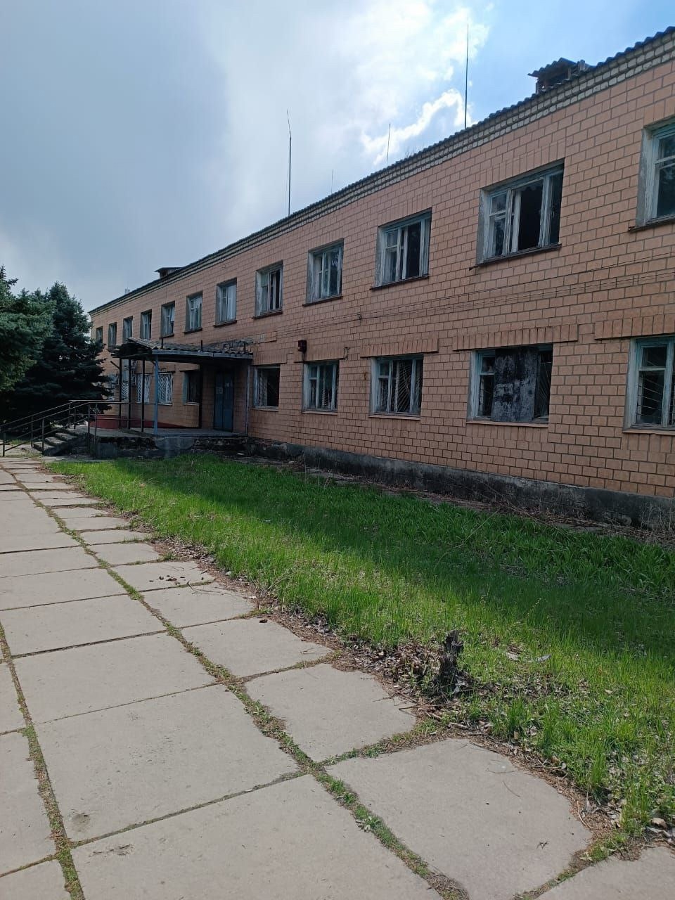 Продам нежилое помещение Станично-Луганский район пгт. Николаевка 900 кв.м, под любой вид деятельности. Телефон для связи +79591231525.